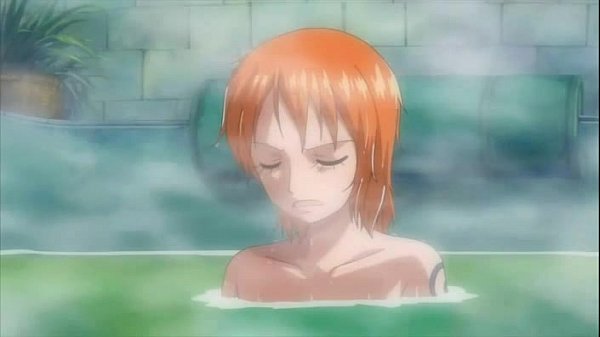 Nami de one piece se fait surprendre dans son bain